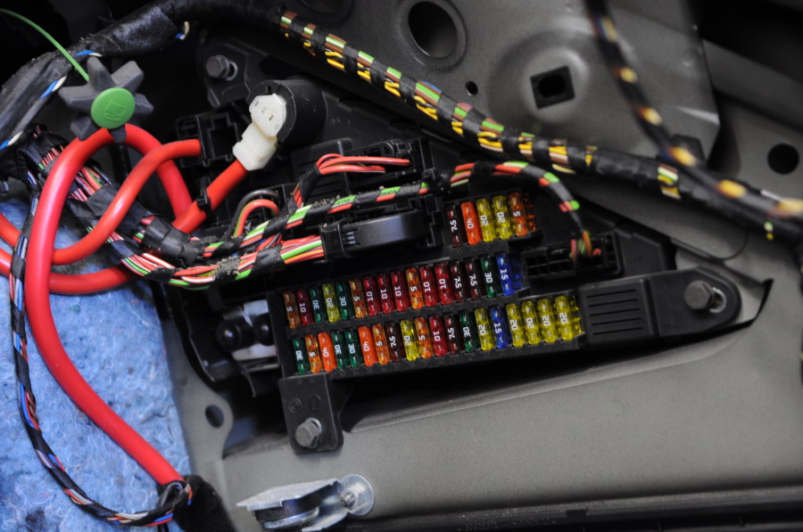 BMW E60 M5 Battery dead Draw test Pull fuses one by one ... bmw e60 fuse box 